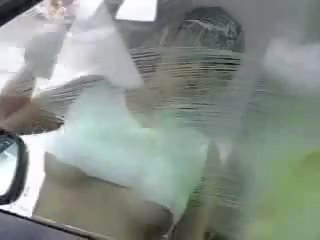 Ιαπωνικό έφηβος/η washing αμάξι ταινία