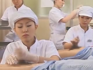 اليابانية ممرضة الالتهام بوضعه خارج من شهواني قضيب