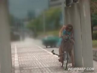 Azijietiškas lėlė jojimas as bike squirting visi jos putė juices